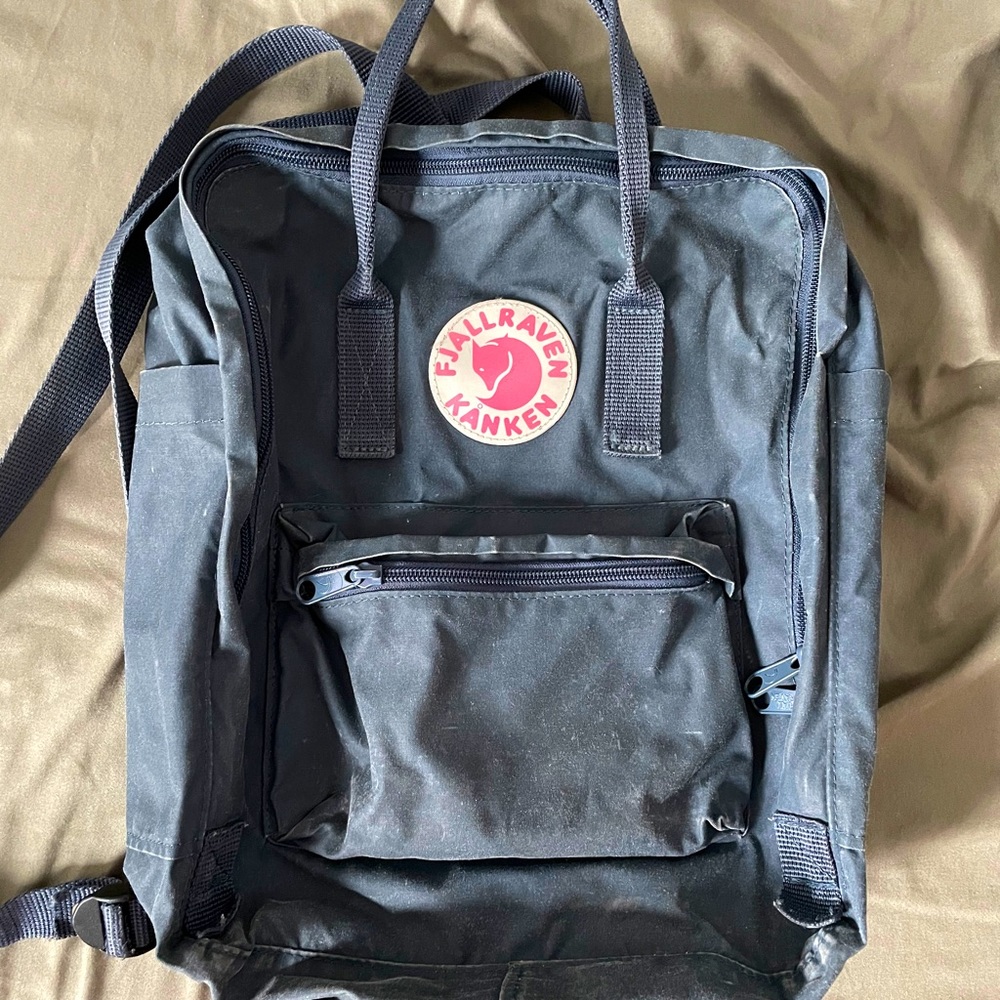 Fjallraven navy Classic Kånken backpack